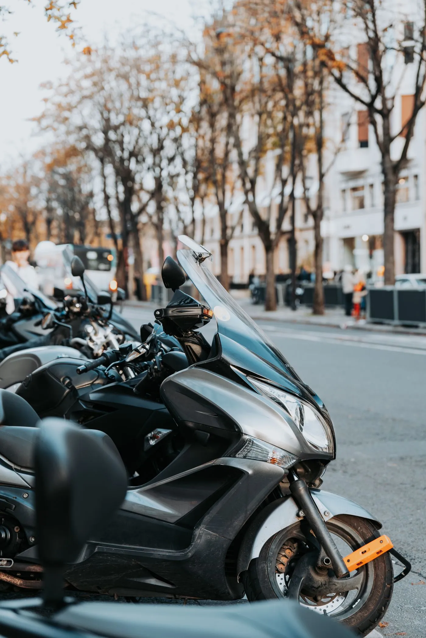 Motos et scooters stationnés le long d'un boulevard parisien — enlèvement d'épave deux-roues dans le 11e arrondissement de Paris (75011)