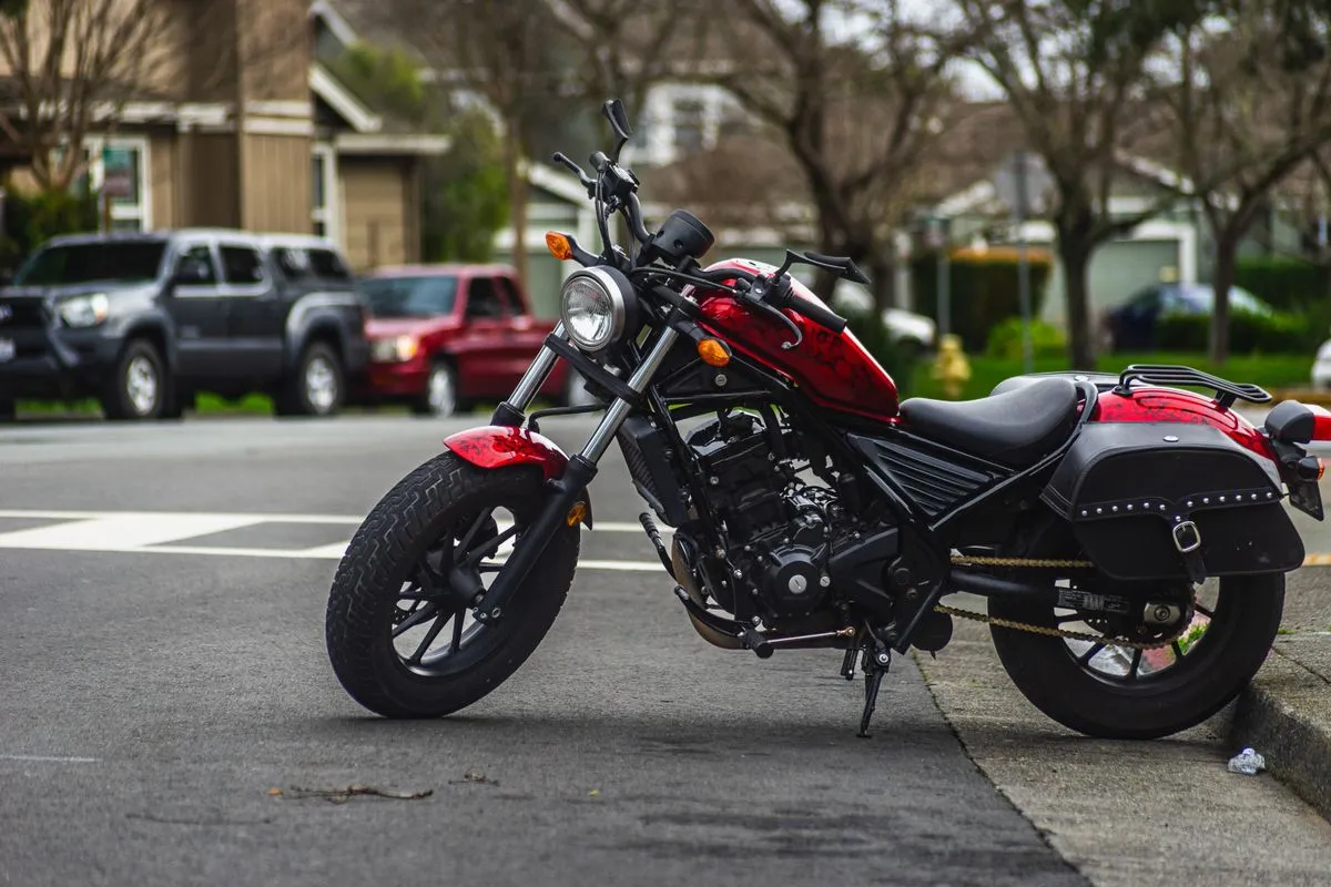 Moto stationnée en bord de rue — enlèvement d'épave moto toutes cylindrées en Île-de-France