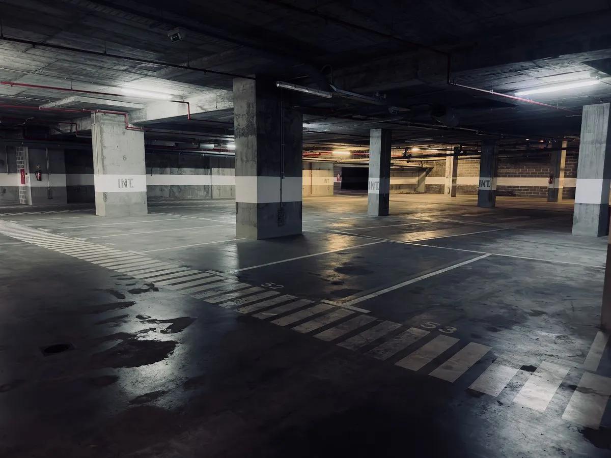 Parking souterrain en sous-sol — enlèvement de moto ou scooter en cave, box et parking en Île-de-France