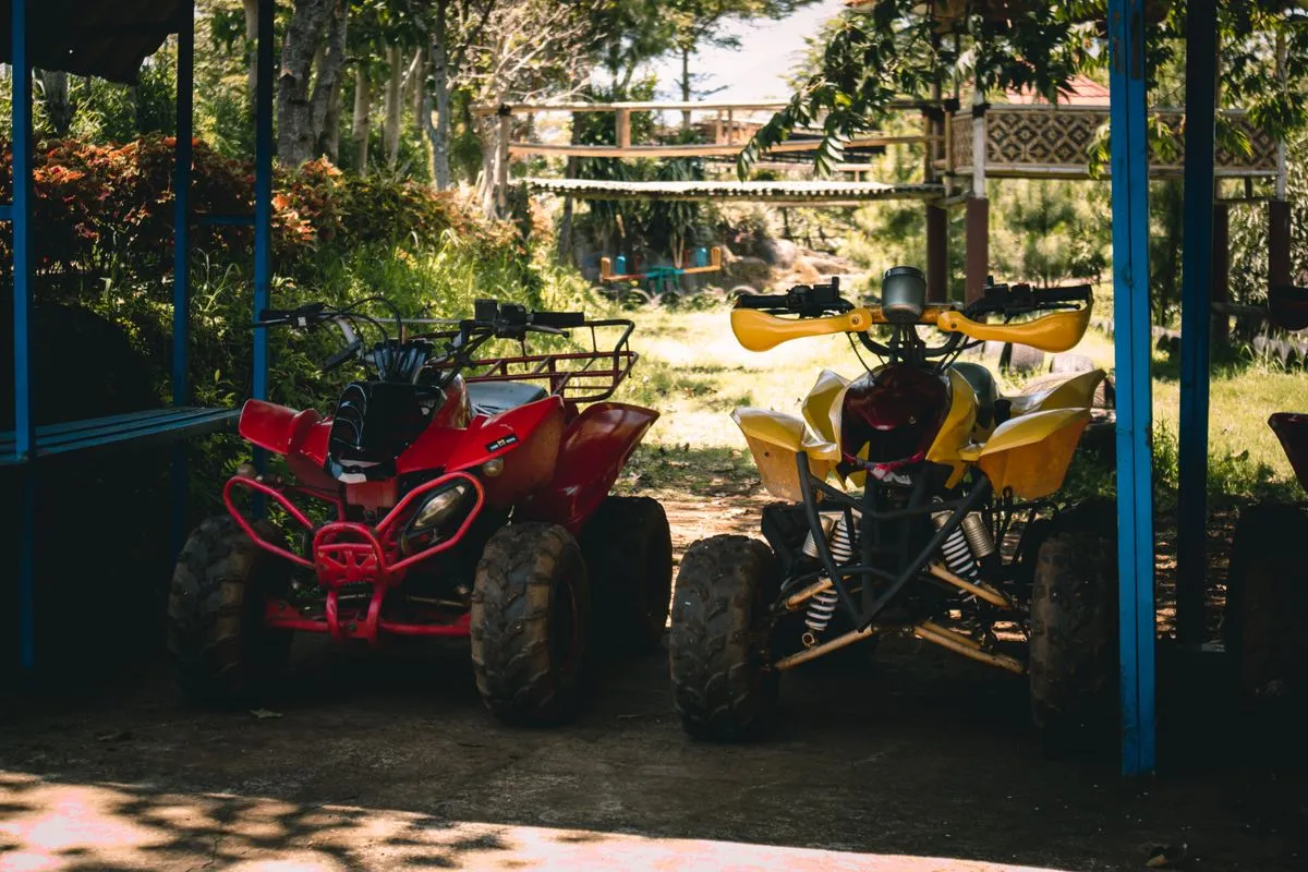Quads stationnés sous un abri — enlèvement de quad et trois-roues hors d'usage en Île-de-France